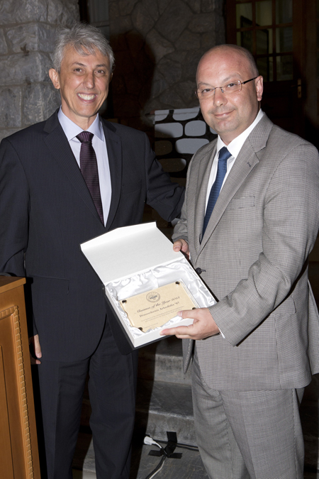 Ο Δρ Πάνος Βλάχος, Πρόεδρος του Κολλεγίου Ανατόλια απονέμει στον Δήμο Αρχοντίδη το βραβείο Alumnus of the Year 2013 (Ιούλιος 2013)